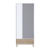 Zweitüriger Kleiderschrank in Weiß und Grau mit Schublade in Eiche-Nachbildung für das Jugendzimmer.