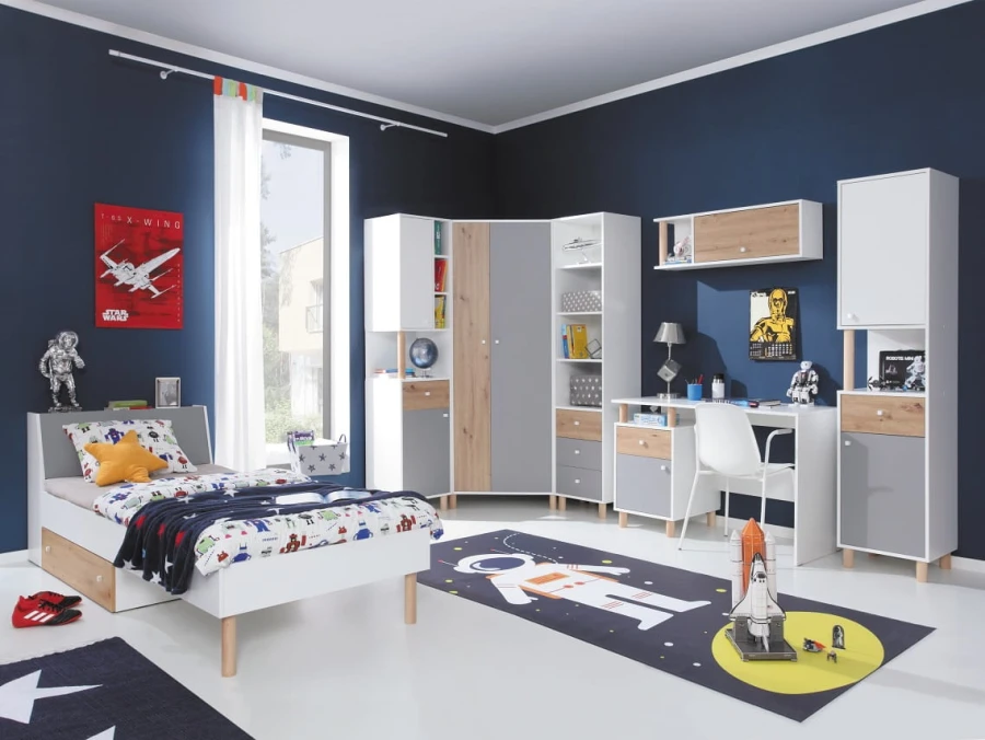 Jugendzimmer im Weltraum-Look mit dunkelblauen Wänden, weißem Bett und passender Schrankwand.