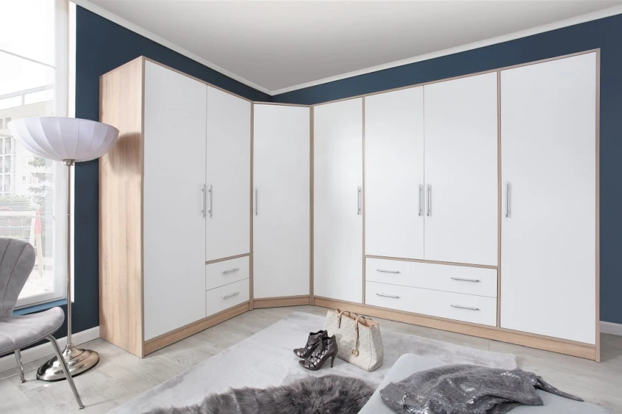 Moderner weißer Eckkleiderschrank für viel Stauraum im Schlafzimmer.