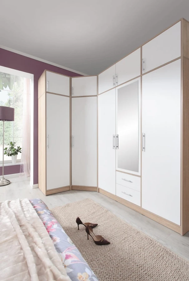 Moderner Eckkleiderschrank in Weiß und Eiche im Schlafzimmer mit Spiegel.