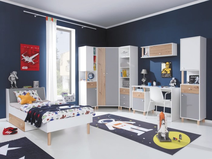 Kinderzimmer-Set im Weltraum-Look mit Bett, Schreibtisch und Schränken in Weiß-Grau.