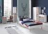 Stilvolles Jugendzimmer in Blau mit Bett, Schreibtisch, Kleiderschrank und dekorativem Hirschkopf.