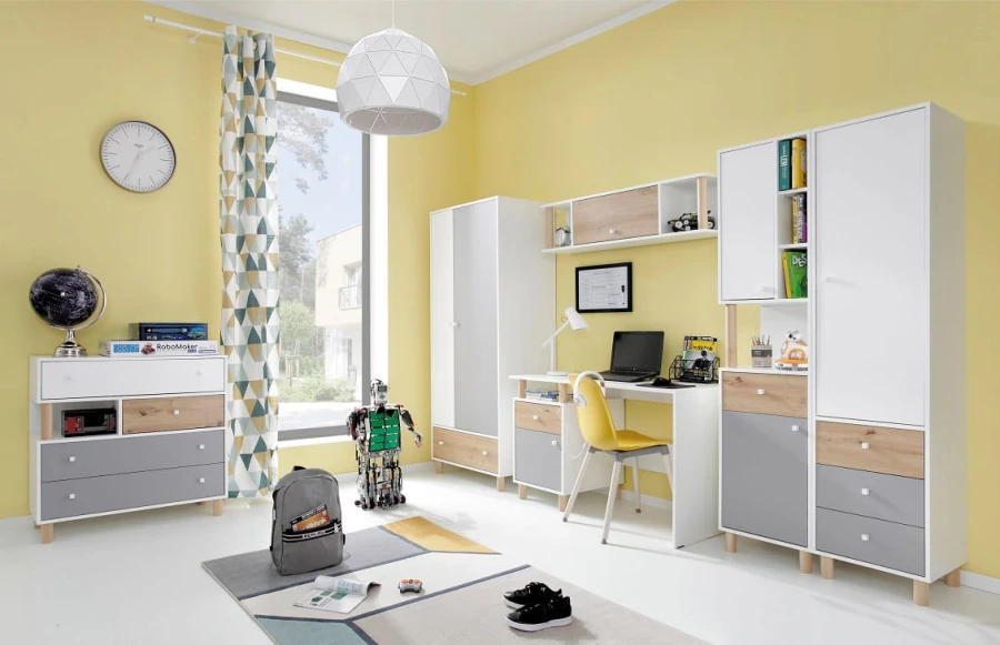 Komplettes Kinderzimmer Möbel-Set in Weiß und Grau vor einer sonnigen gelben Wand.