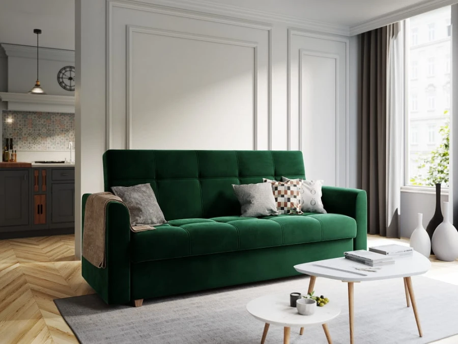 Stilvoll eingerichtetes Wohnzimmer mit grünem Samtsofa.
