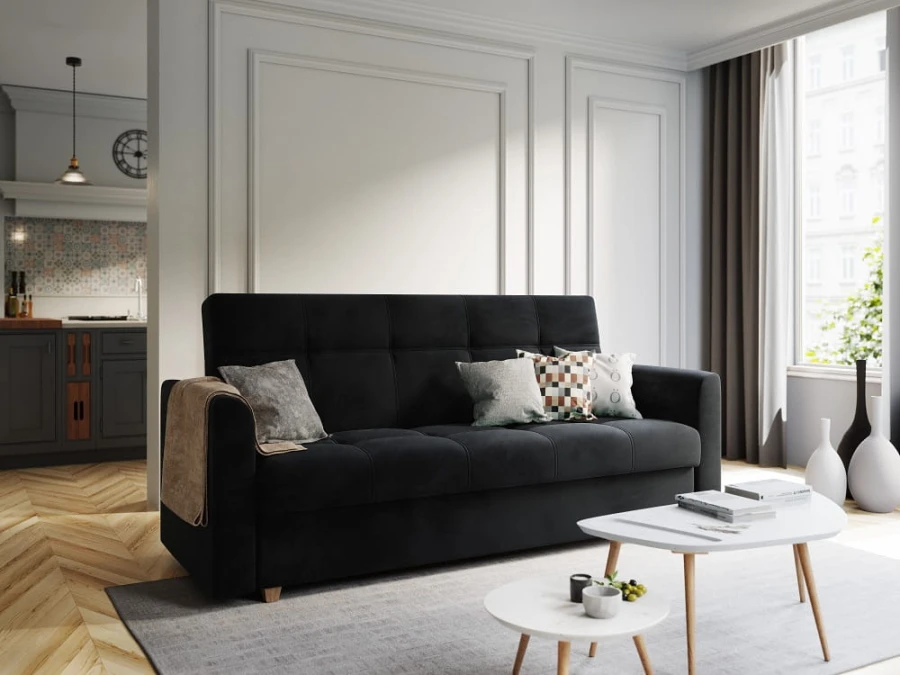 Modernes schwarzes Samtsofa im Wohnzimmer mit Couchtisch und Kissen.