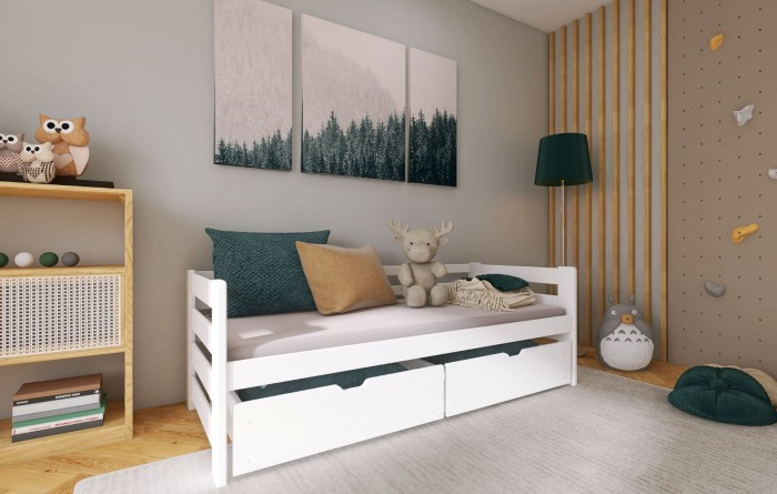 Gemütliches Kinderzimmer mit weißem Tagesbett, Kissen, Kuscheltier und Wald-Wandbildern.