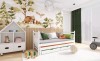 Weißes Kinderbett mit Ausziehfunktion in einem Zimmer mit Waldtier-Wandbild.