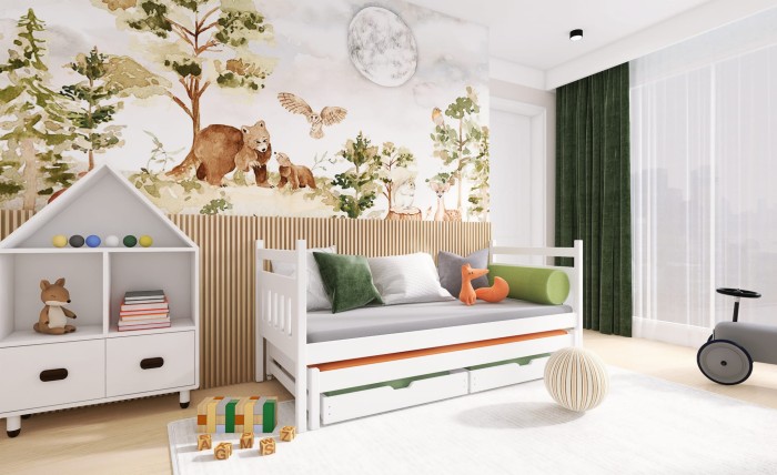 Weißes Kinderbett mit Ausziehfunktion in einem Zimmer mit Waldtier-Wandbild.