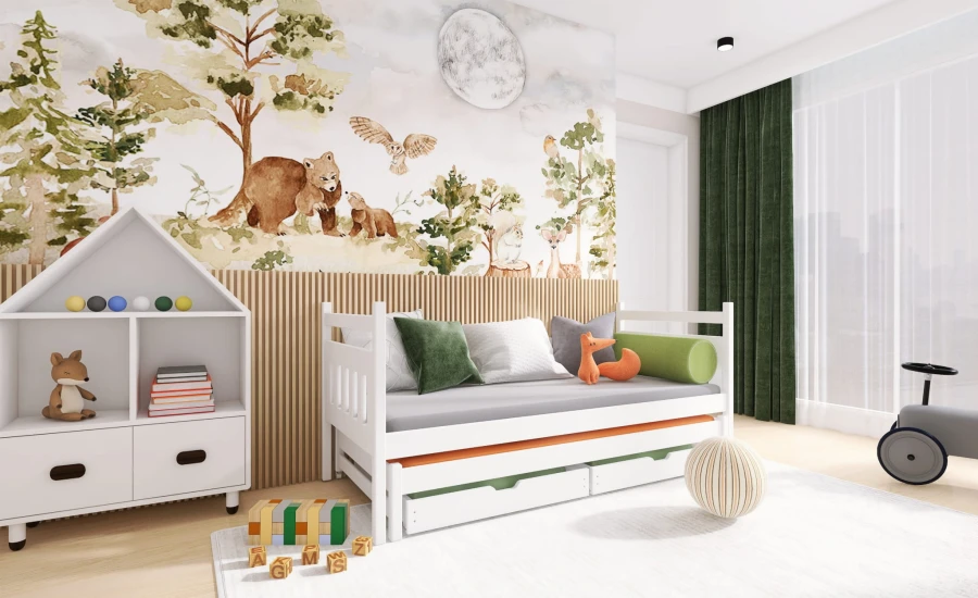 Weißes Kinderbett mit Ausziehfunktion in einem Zimmer mit Waldtier-Wandbild.