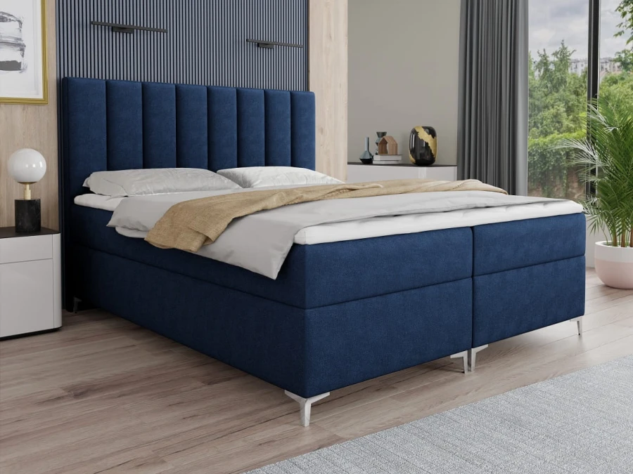 Modernes blaues Boxspringbett mit hohem gepolstertem Kopfteil im stilvollen Schlafzimmer.