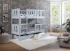 Modern lichtgrijs stapelbed voor kinderen met geïntegreerde laden in een gezellige kinderkamer.