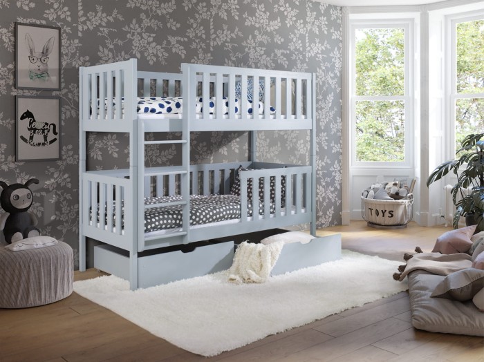 Modernes hellgraues Etagenbett für Kinder mit integrierten Schubladen im gemütlichen Kinderzimmer.