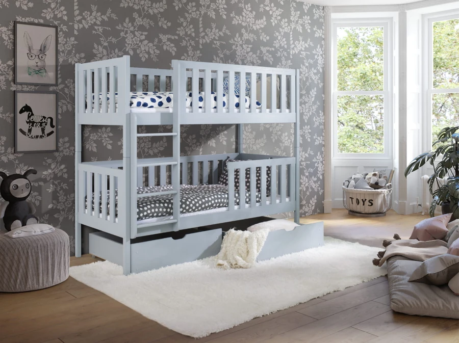 Modernes hellgraues Etagenbett für Kinder mit integrierten Schubladen im gemütlichen Kinderzimmer.