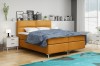 Gemütliches Boxspringbett in Senfgelb in einer modernen Schlafzimmer-Umgebung.