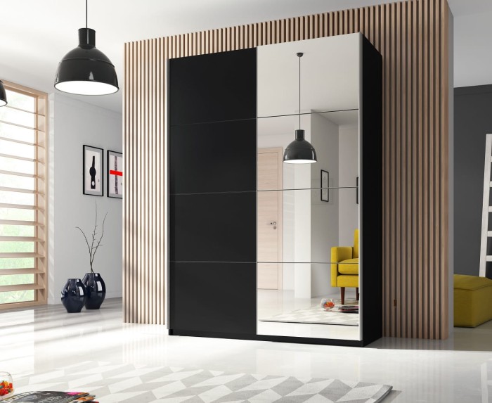 Moderner Schwebetürenschrank in Schwarz mit großer Spiegelfront im Schlafzimmer.