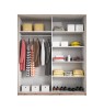 Innenansicht Kleiderschrank mit Kleiderstange und Fachböden für optimale Organisation.