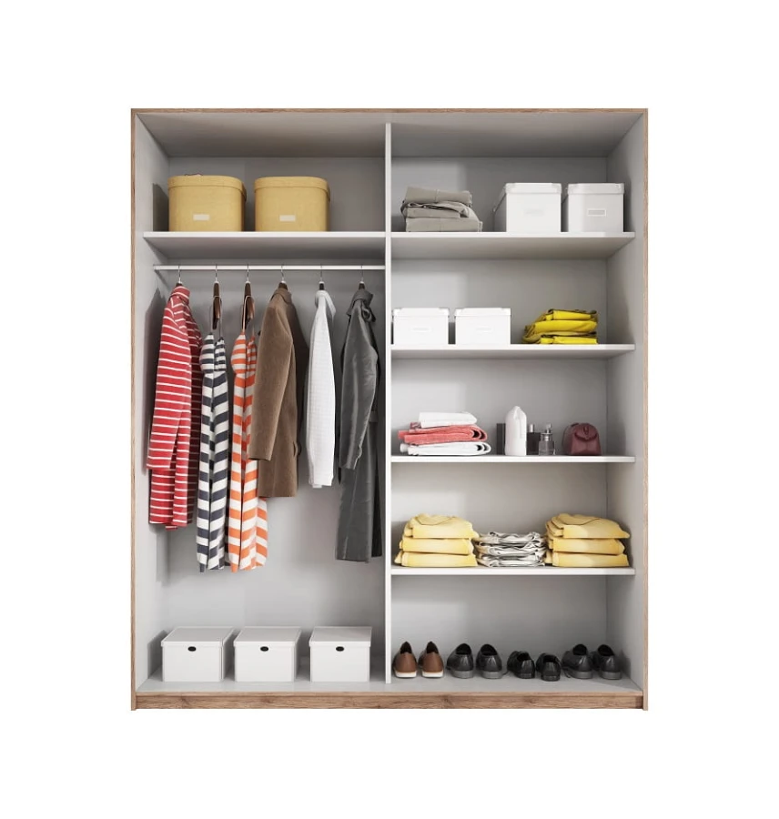 Innenansicht Kleiderschrank mit Kleiderstange und Fachböden für optimale Organisation.