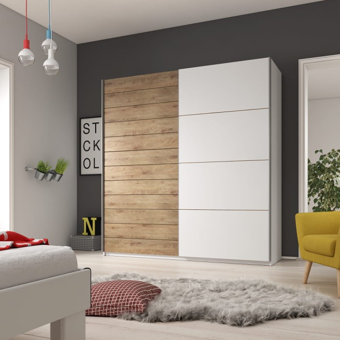 Stilvoller Schwebetürenschrank in hellem Holzdesign und Weiß für moderne Wohnräume.