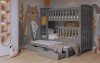 Grijs stapelbed voor drie kinderen met uitschuiffunctie en twee bedladen in de kinderkamer.