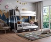 Etagenbett in Graphit-Weiß im Kinderzimmer mit blauer Berg-Wanddeko und Teppich.
