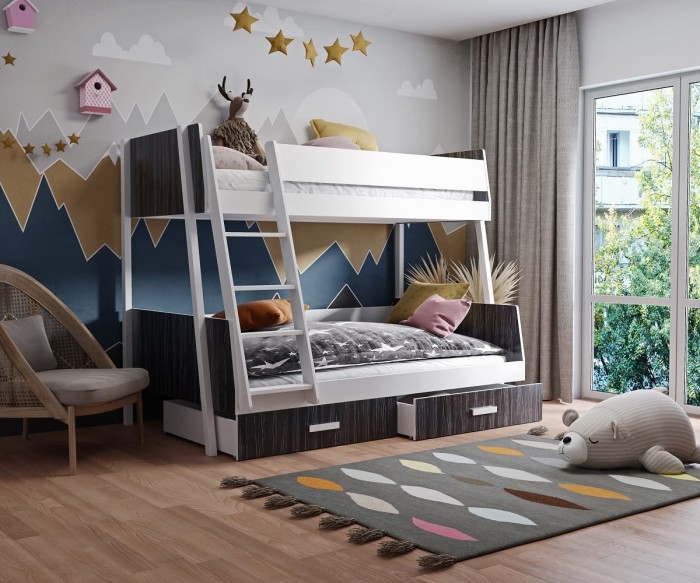 Etagenbett in Graphit-Weiß im Kinderzimmer mit blauer Berg-Wanddeko und Teppich.