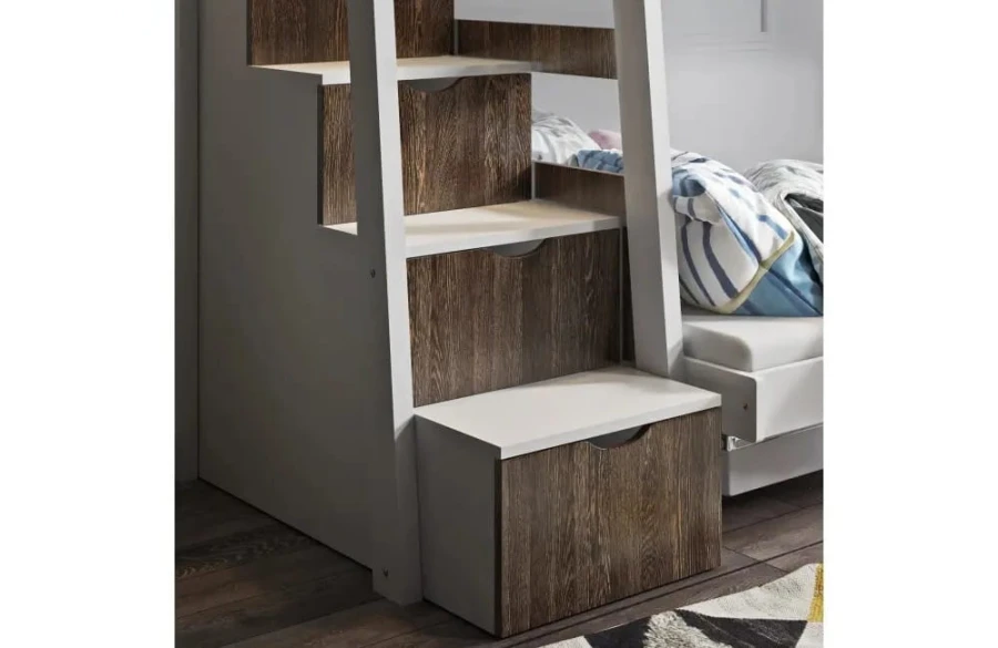 Detailsicht der Treppe eines Hochbetts mit integrierten Schubladen für zusätzlichen Stauraum.