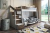 Modernes Kinderzimmer mit weißem Etagenbett, Treppenstauraum und gemütlicher Dekoration.