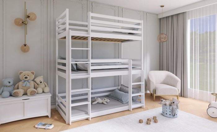 Weißes Drei-Etagenbett in gemütlichem Kinderzimmer mit Spielzeug und Dekoration.