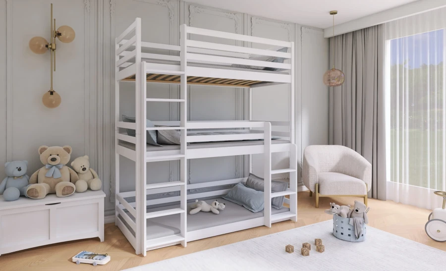 Weißes Drei-Etagenbett in gemütlichem Kinderzimmer mit Spielzeug und Dekoration.