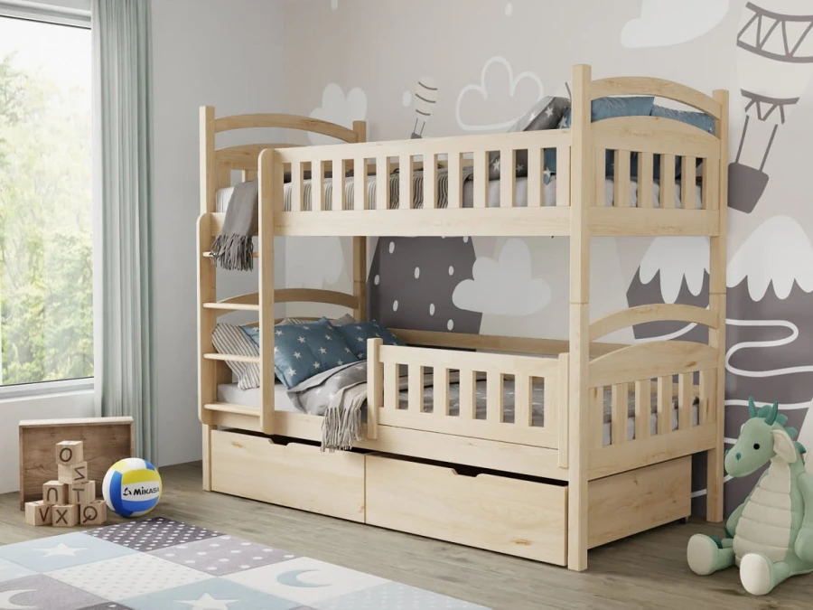Etagenbett aus hellem Naturholz für Kinder mit zwei Schubladen und Rausfallschutz.