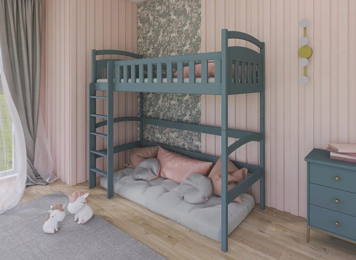 Blaugrünes Etagenbett aus Holz in einem Kinderzimmer mit rosa Wänden und Einhorn-Deko.