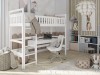 Platzsparendes Hochbett mit Schreibtisch im hellen Kinderzimmer