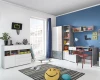 Stilvolles Kinderzimmer mit Schreibtisch, Regal und Skateboard in hellen Farben.