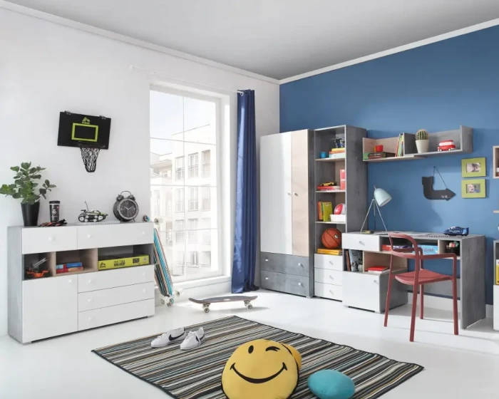 Stilvolles Kinderzimmer mit Schreibtisch, Regal und Skateboard in hellen Farben.