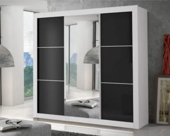 Großer Schwebetürenschrank in Schwarz-Weiß-Optik mit mittigem Ganzkörperspiegel.