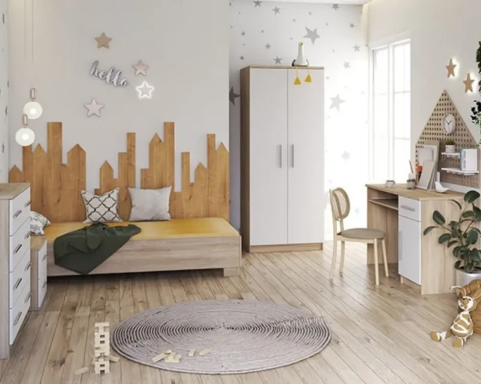 Helles Kinderzimmer mit Holzbett in Skyline-Optik, weißem Kleiderschrank und Schreibtisch.
