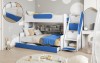 Weißes Kinderhochbett mit blauen Details, Treppe und viel Stauraum für Spielzeug.