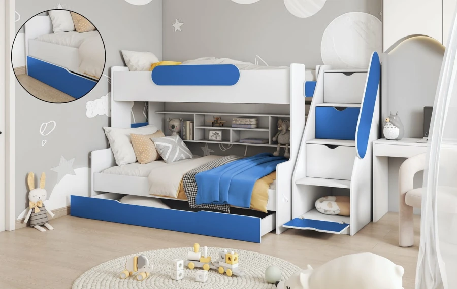 Weißes Kinderhochbett mit blauen Details, Treppe und viel Stauraum für Spielzeug.