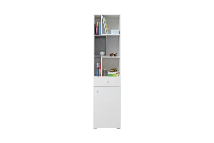 Schmaleres weißes Regal mit offenen Fächern, Schublade und Tür, dekoriert mit Büchern und Spielzeug.