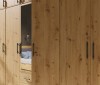Nahaufnahme der Holzmaserung und Griffe eines Kleiderschranks in Eiche-Nachbildung.
