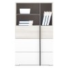 Modernes Highboard in Eiche-Optik, Weiß und Grau mit offenen Regalfächern.
