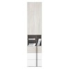 Schmaler Hochschrank mit Türen und offenem Fach in Weiß, Grau und Eiche-Optik.