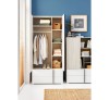 Kombination aus Kleiderschrank und Regal in hellem Holzdesign mit weißen Fronten.