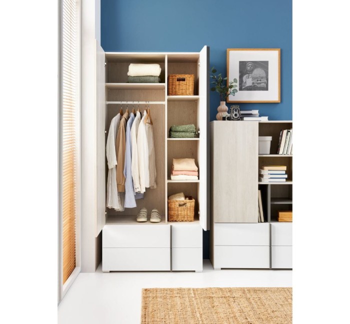 Kombination aus Kleiderschrank und Regal in hellem Holzdesign mit weißen Fronten.