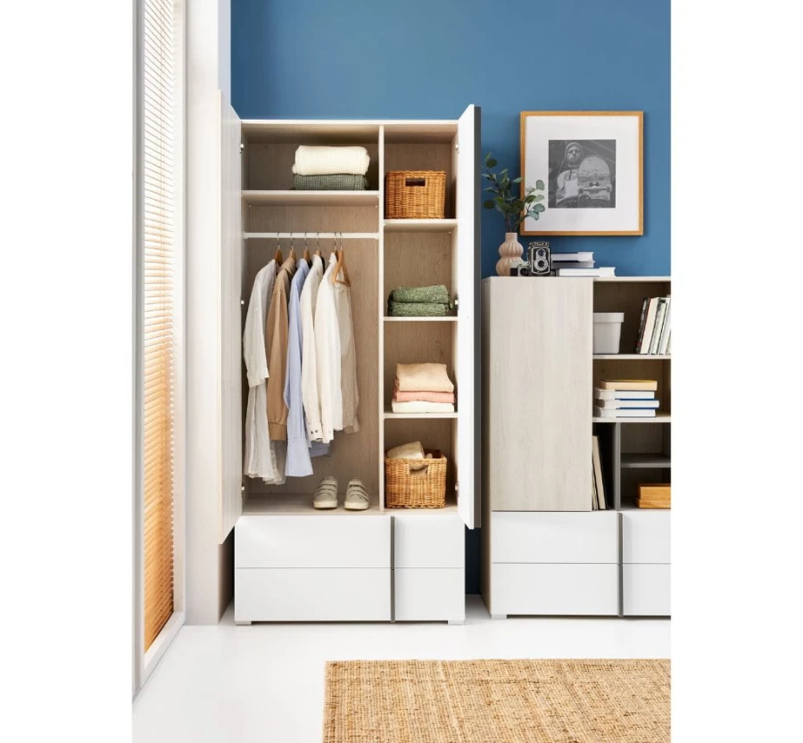 Kombination aus Kleiderschrank und Regal in hellem Holzdesign mit weißen Fronten.