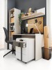 Moderner Schreibtisch mit Rollcontainer und Regal in Eiche-Nachbildung und Grau.