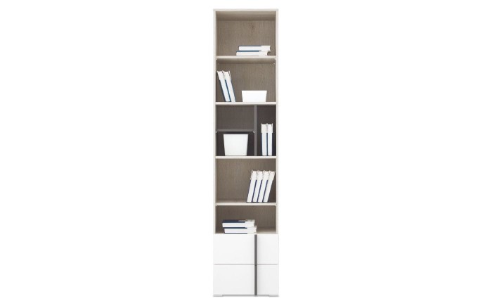 Hohes, schmales Bücherregal in Eiche-Optik und Weiß mit offenen Fächern.
