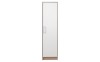 Hoher schmaler Schrank in Eiche-Optik mit weißer Türfront und Metallgriff.