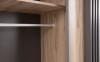 Detailansicht des Kleiderschrank-Innenraums mit Kleiderstange und Regalboden.
