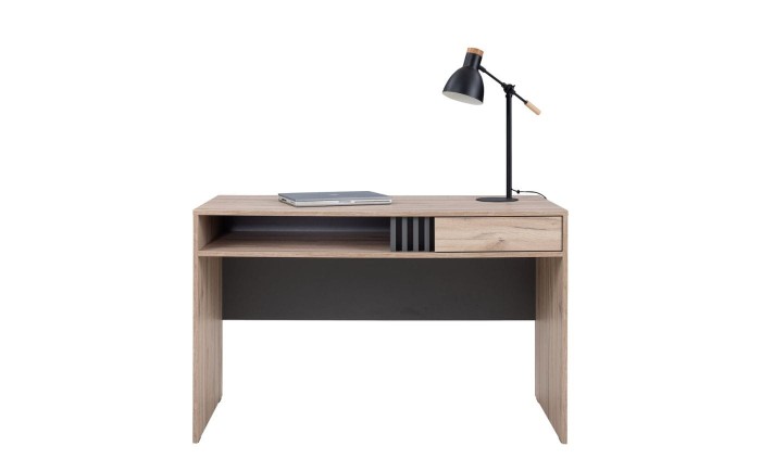 Moderner Schreibtisch in heller Eiche mit Lampe und Laptop auf weißem Grund.